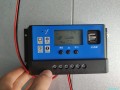 Die 1.4A stimmen nicht ganz. Per Multimeter habe ich 1.2A gemessen, was ich dennoch beachtlich finde, da es ca. 15W bedeutet. Das sollte mindestens im Sommer genügen, um das bisschen Strom nachzuladen, das ich dann und wann mal brauche.